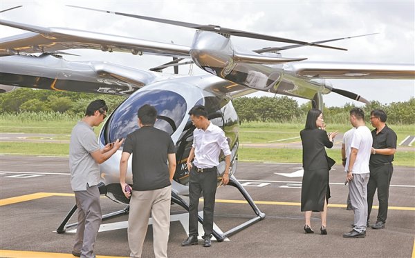 鼎豪配资 【图片新闻】我国首架“适航三证”吨级以上eVTOL航空器交付